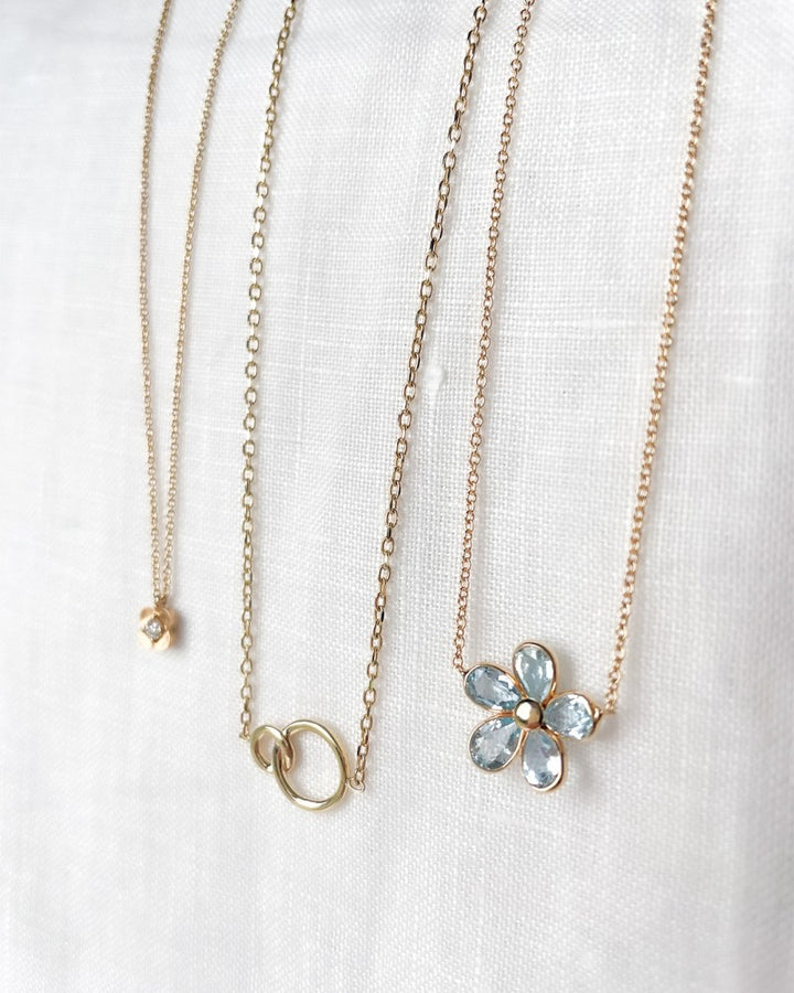 Geelgouden Collier met Speelse Bloemhanger & Blauwe Topaas – 14 Karaat Goud