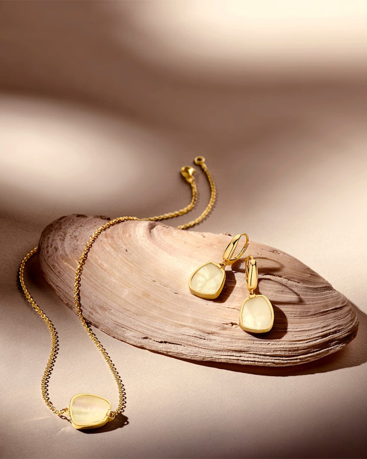 Geelgouden Collier met Ronde Ankerschakel en Parelmoeren Hanger – 14-Karaat Luxe voor Dames