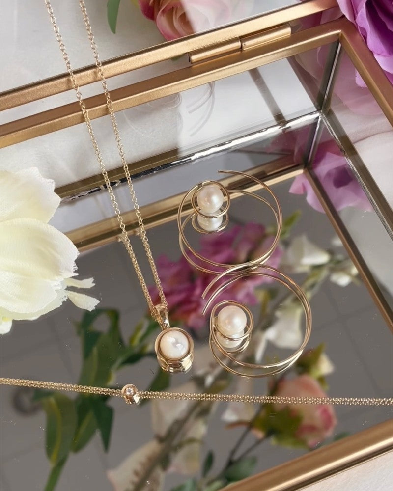 Geelgouden collier met ankerschakel en cabuchon geslepen parelmoer hanger - 14 karaat