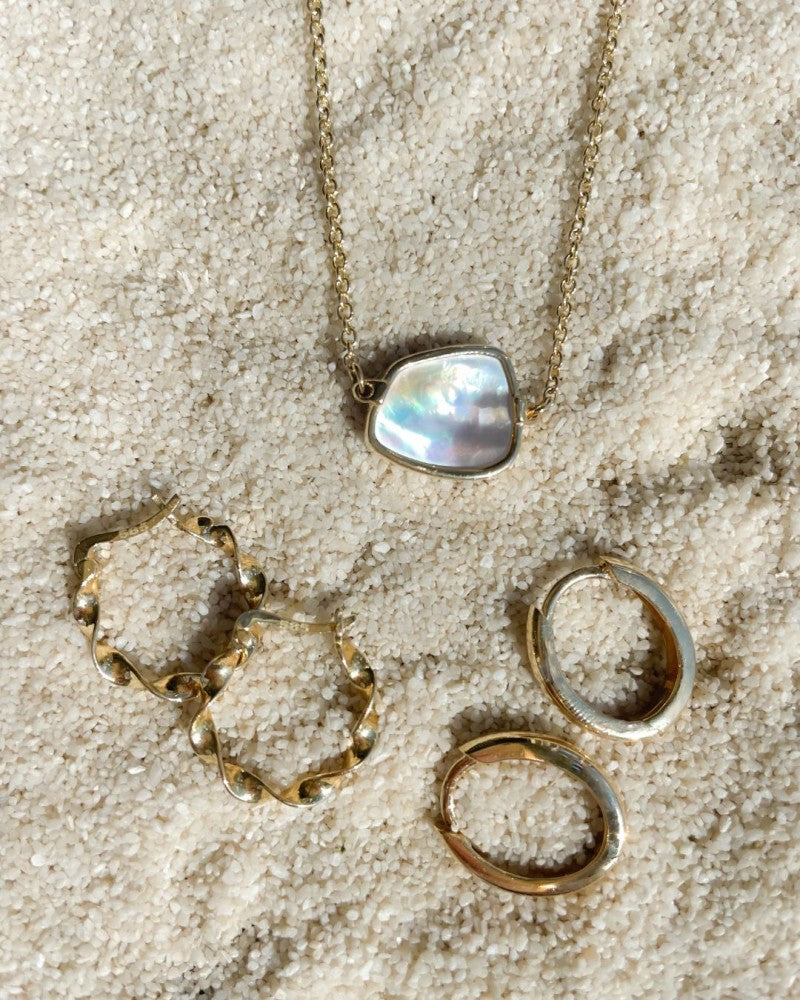 Geelgouden Collier met Ronde Ankerschakel en Parelmoeren Hanger – 14-Karaat Luxe voor Dames