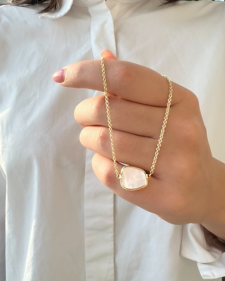 Geelgouden Collier met Ronde Ankerschakel en Parelmoeren Hanger – 14-Karaat Luxe voor Dames