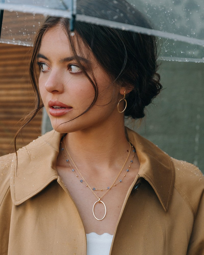 Geelgouden collier met gouden en blauwe zirkonia bolletjes - 14 karaat
