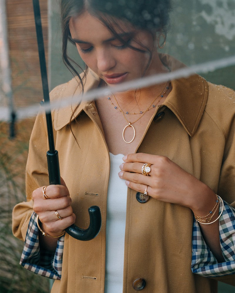 Geelgouden collier met gouden en blauwe zirkonia bolletjes - 14 karaat