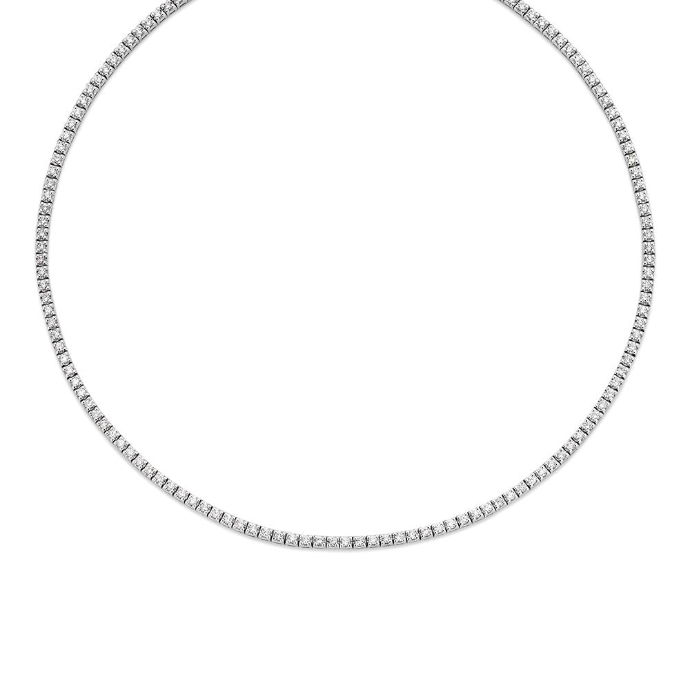 De Excellent Jewelry witgouden tenniscollier, 14 karaat, is bezet met 146 briljant geslepen diamanten (2,81 crt totaal) in chatonzetting en vormt een schitterende cirkel op een witte achtergrond.