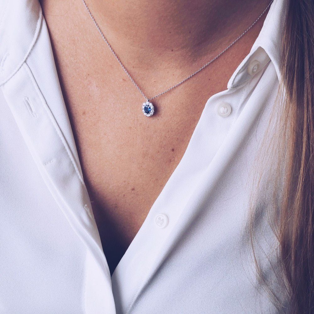 Witgouden collier met entourage hanger en saffier - 14 karaat