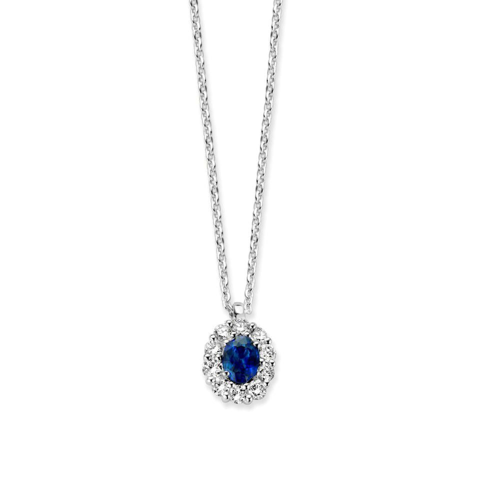 The Excellent Jewelry witgouden collier met blauwe saffier en diamanten (14 karaat) schittert met een ovale saffierhanger omringd door fonkelende diamanten.