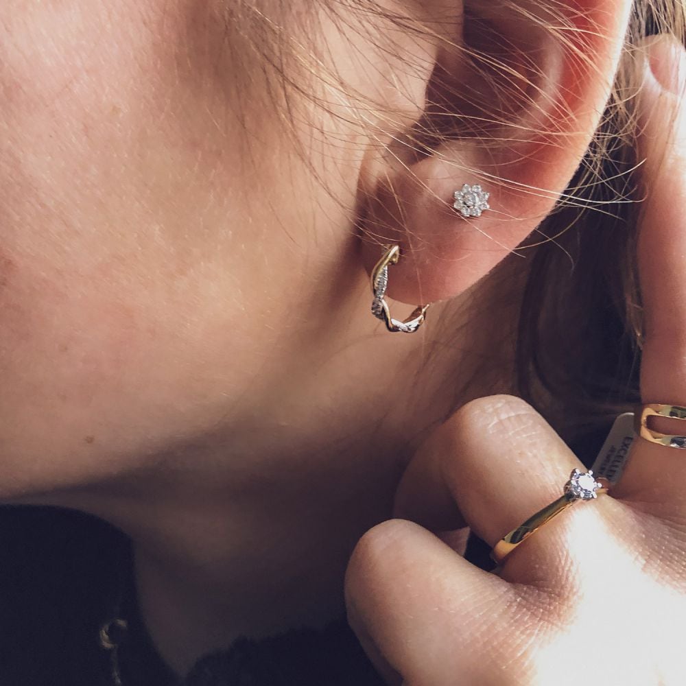 Bicolor Geel- en Witgouden Oorringen met Briljant Diamant – 14 Karaat Oorringen met 0.11 Carat Diamanten