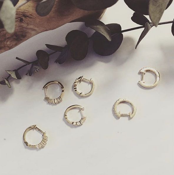 Elegante Geelgouden Smalle Klapcreolen met Zirkonia's – Subtiele Luxe voor Elke Dag