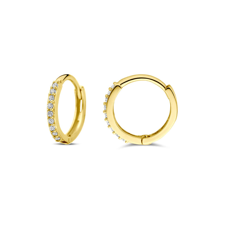 De Van der Kooij Collectie klapoorringen zirkonia 10 mm in 14K geelgoud tonen tijdloze dames sieraden; één oorring staat rechtop en de andere ligt plat op een witte achtergrond, beide versierd met sprankelende zirkonia's.