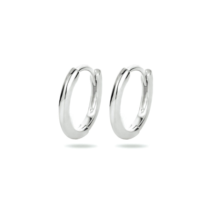 De Van der Kooij Collectie klapoorringen half rond zilver gerhodineerd zijn kleine, gepolijste 925 zilveren oorbellen, afgebeeld op een witte achtergrond - perfect voor alledaagse dames elegantie.