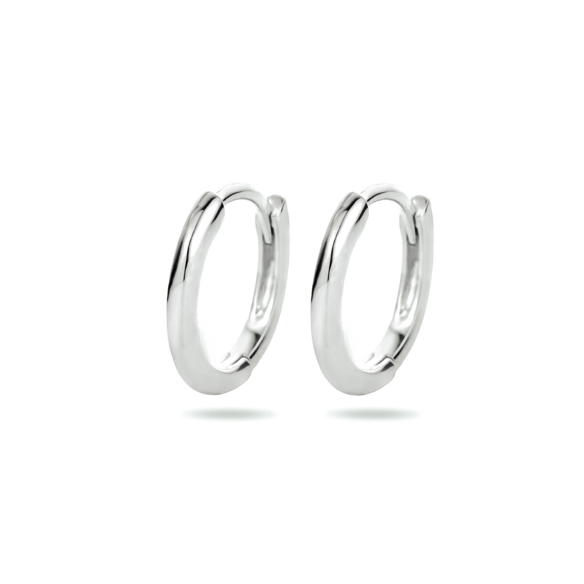 Half ronde klapoorringen van gerhodineerd zilver met een glanzende afwerking.