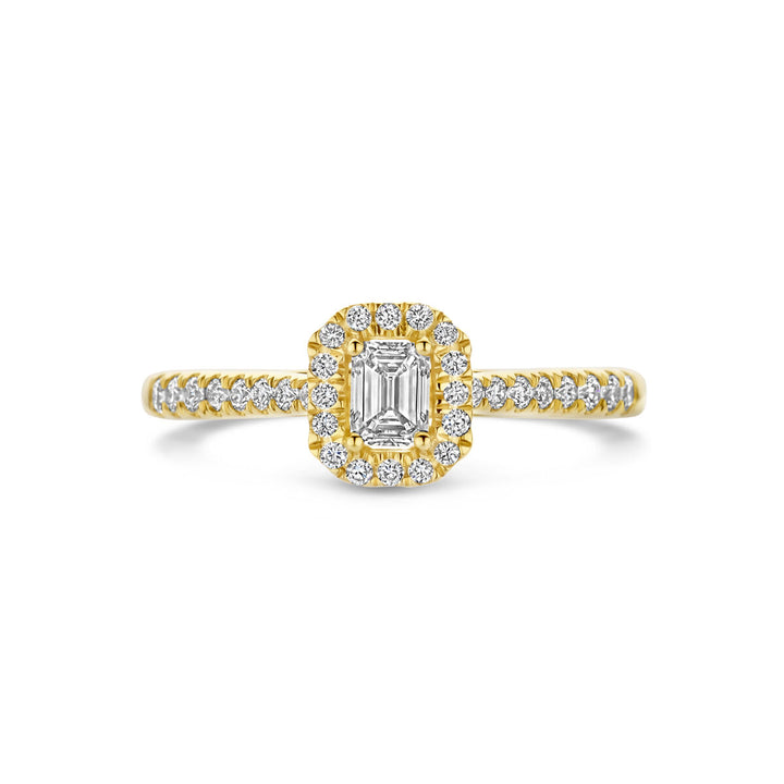 De Van der Kooij Collectie ring lab grown diamant 0.48ct H SI in 14K geelgoud heeft een elegante centrale diamant, omringd door een halo van kleine diamanten en extra diamanten op de band.