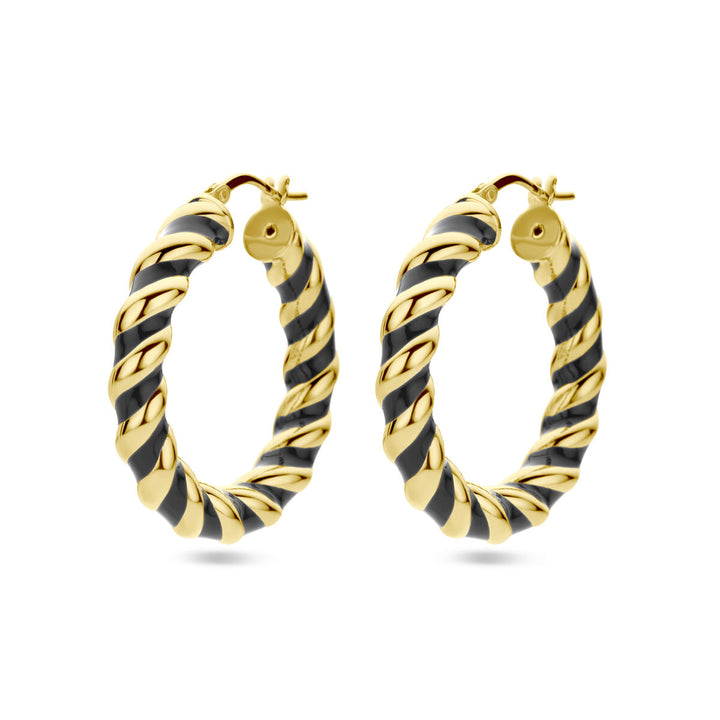 De Van der Kooij Collectie oorringen zwart emaille 1 micron zilver verguld (geel) hebben een gedraaid ontwerp met afwisselend gouden en zwarte emaille segmenten en een veilige scharniersluiting, weergegeven op een effen witte achtergrond.