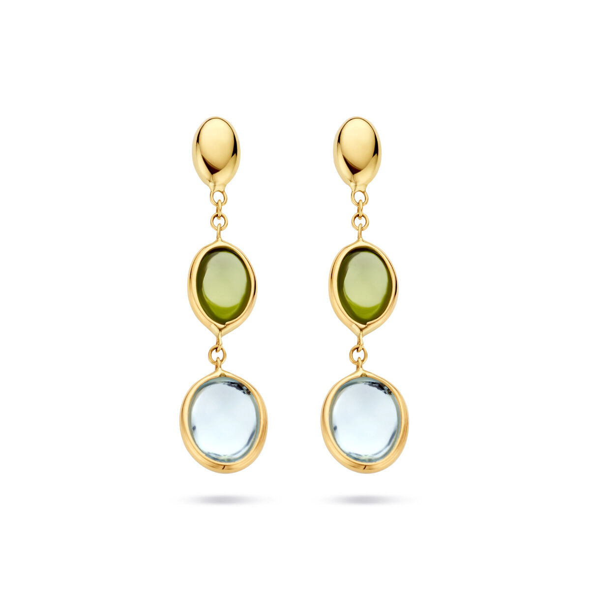 Oorhangers blauw topaas en peridot 14K geelgoud van Van der Kooij Collectie: paar 14k geelgouden oorhangers met ovale peridot in het midden en grote ovale blauwe topaas aan de onderkant, op een witte achtergrond.