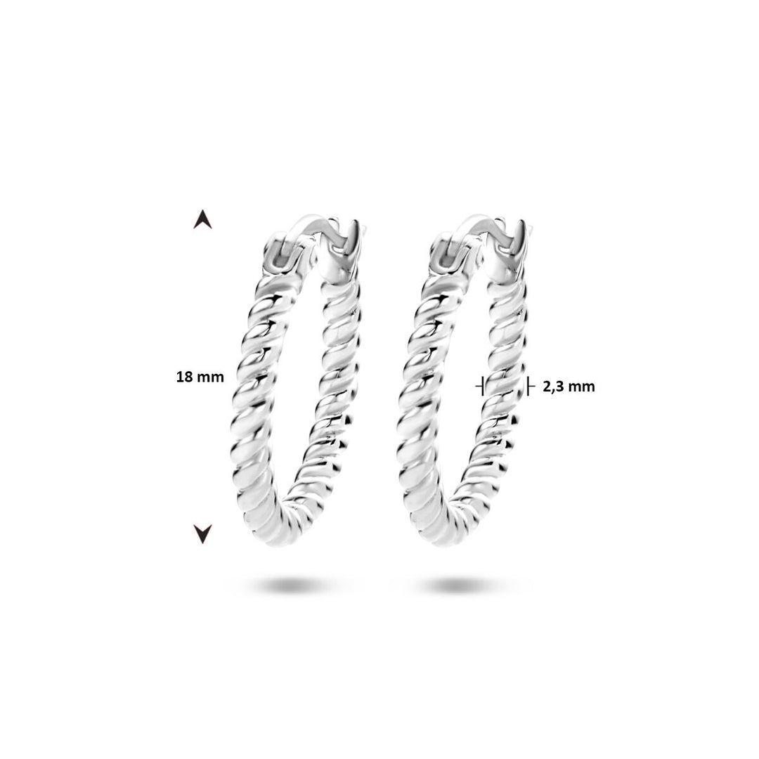 Oorringen gedraaid zilver gerhodineerd van Van der Kooij Collectie: gedraaid touw-structuur hoepels, 18 mm diameter en 2,3 mm dik, perfect voor dames, schitterend gepresenteerd tegen een witte achtergrond.