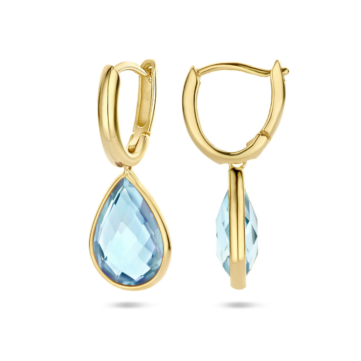 Een paar Van der Kooij Collectie klapoorringen blauw topaas 14K geelgoud met druppelvormige, facetgeslepen blauwe topaas stenen hangend aan elke ring, getoond van de voor- en zijkant op een witte achtergrond.