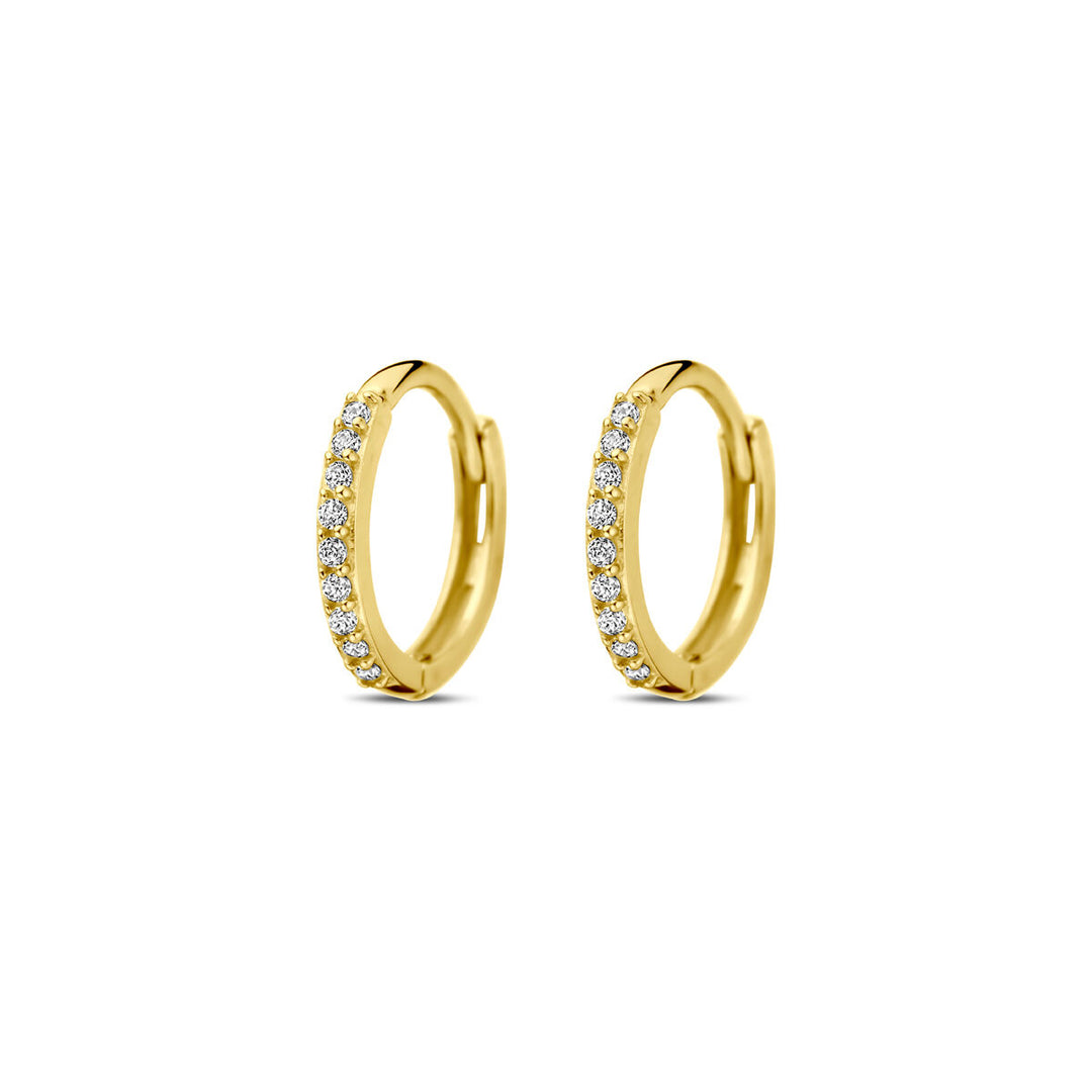 De klapoorringen zirkonia 10 mm van de Van der Kooij Collectie zijn vervaardigd uit 14K geelgoud en hebben een rij sprankelende zirkonia aan de voorkant-een schitterende keuze voor liefhebbers van dames sieraden.