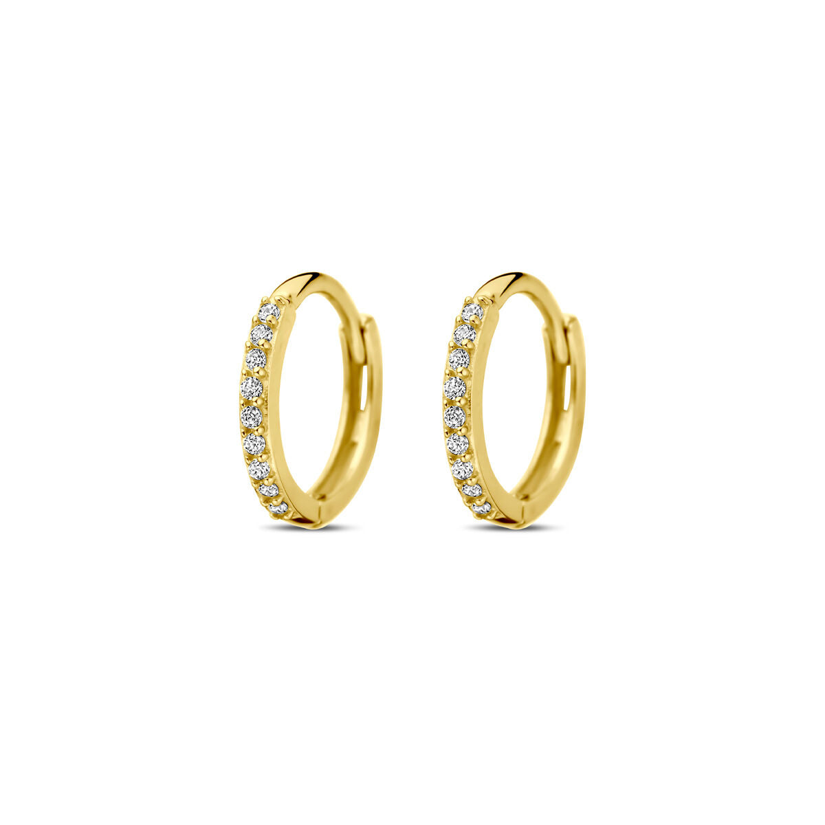 De klapoorringen zirkonia 10 mm van de Van der Kooij Collectie zijn vervaardigd uit 14K geelgoud en hebben een rij sprankelende zirkonia aan de voorkant-een schitterende keuze voor liefhebbers van dames sieraden.