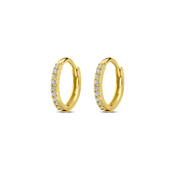 De klapoorringen zirkonia 10 mm van de Van der Kooij Collectie zijn vervaardigd uit 14K geelgoud en hebben een rij sprankelende zirkonia aan de voorkant-een schitterende keuze voor liefhebbers van dames sieraden.
