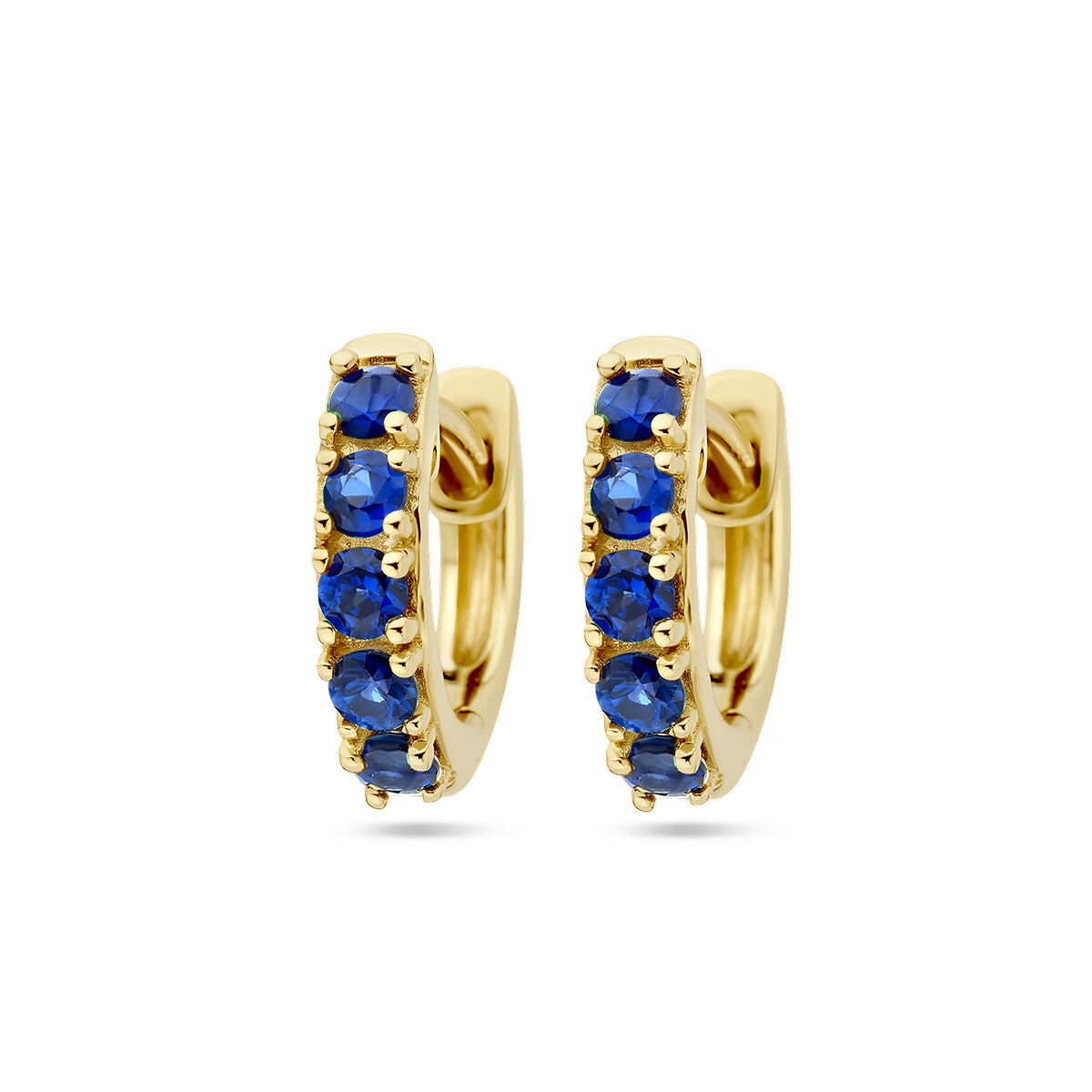Een paar Van der Kooij Collectie klapoorringen saffier 14K geelgoud, elk bezet met verschillende ronde saffieren langs de voorste curve.