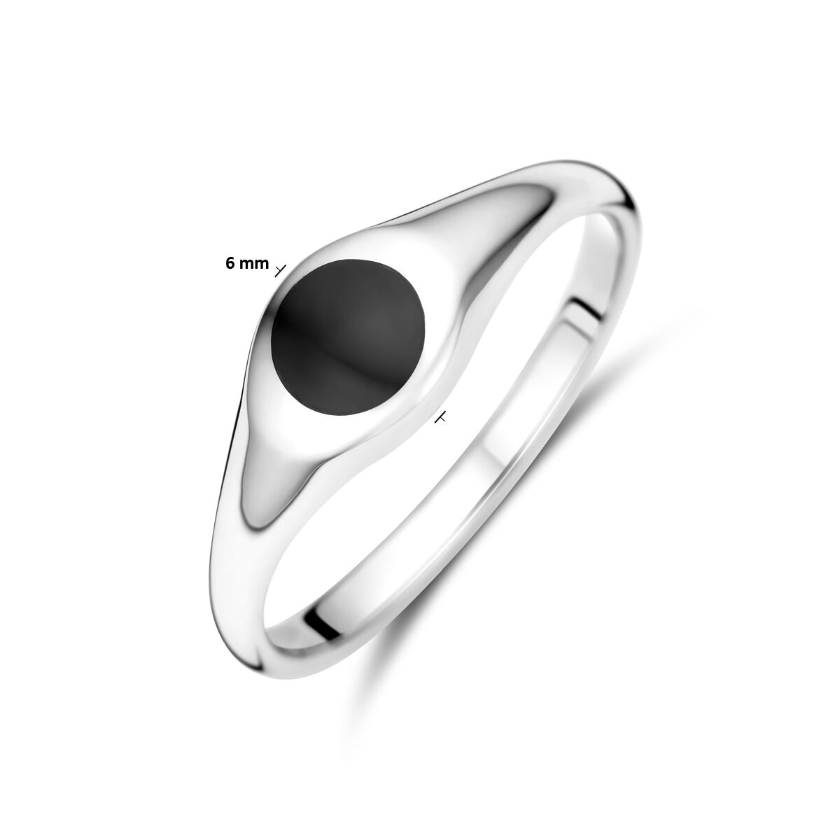 Een gerhodineerde zilveren ring uit de Van der Kooij Collectie met een 6 mm ronde, vlakke zwarte onyx-look voorkant en een licht taps toelopende band, afgebeeld op een witte achtergrond.