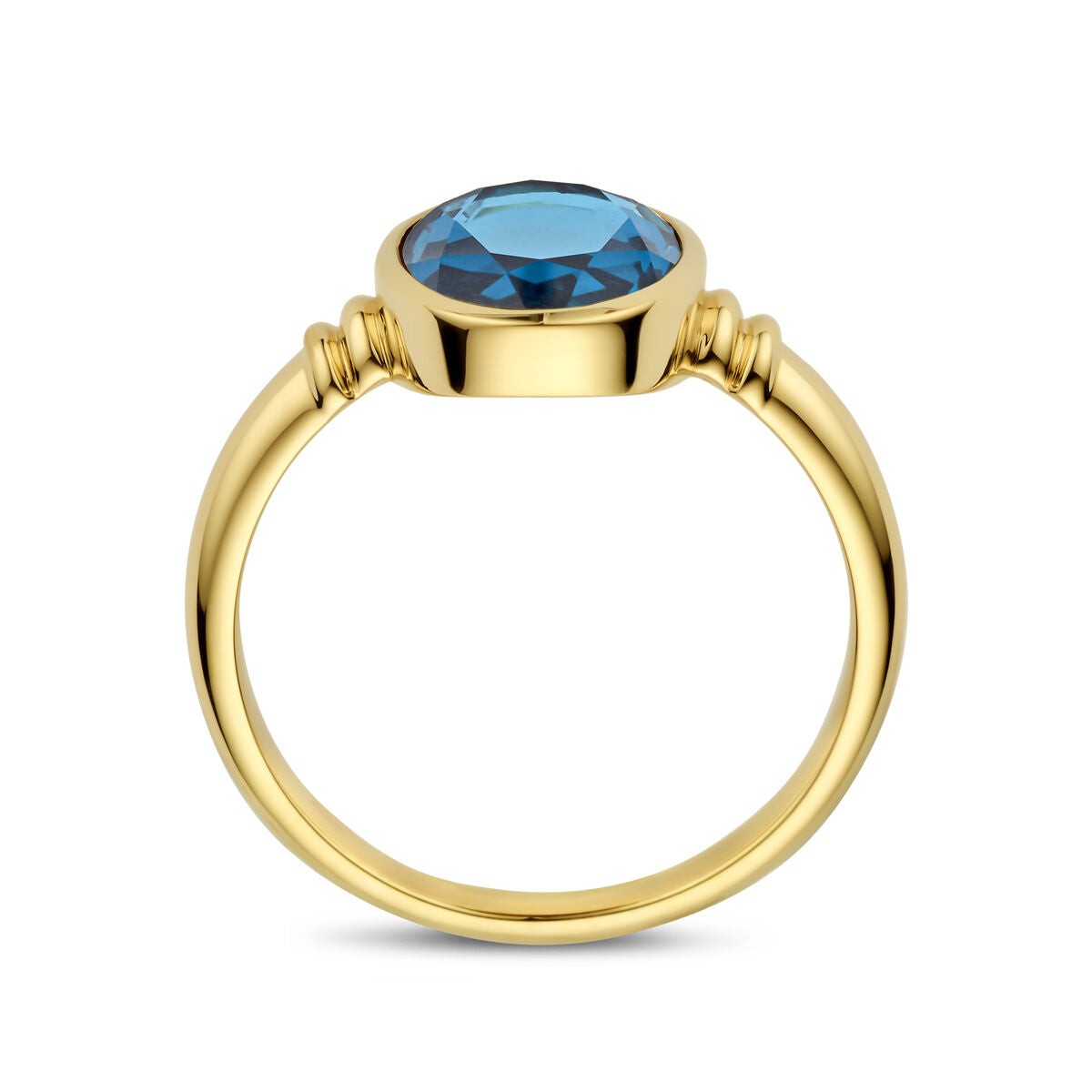 De Van der Kooij Collectie ring london blue topaas 14K geelgoud heeft een ronde, gefacetteerde London Blue topaas in een eenvoudige solitaire zetting, van de zijkant afgebeeld op een witte achtergrond.