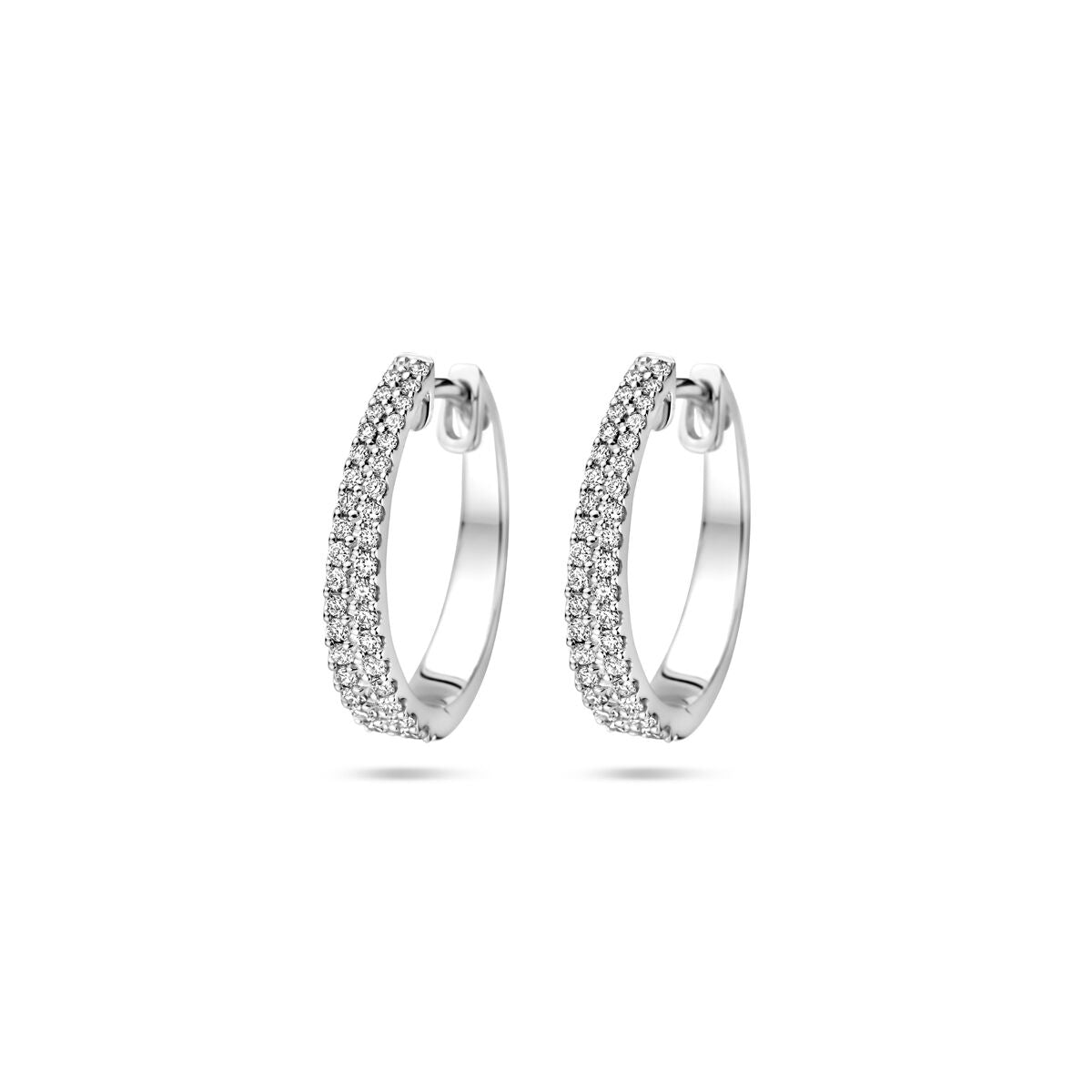 Klapoorringen van 14K witgoud met een rij van kleine diamanten van H SI kwaliteit, 3,5 mm breed.