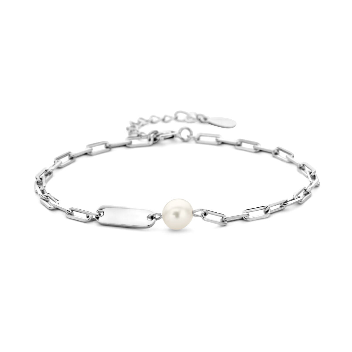 Zilveren gerhodineerde graveerarmband met een parel en een platte plaat, voorzien van een schakelsluiting.
