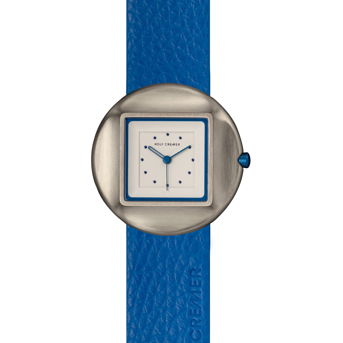 Blauw leren horloge met een vierkante zilveren kast en witte wijzerplaat met blauwe accenten.