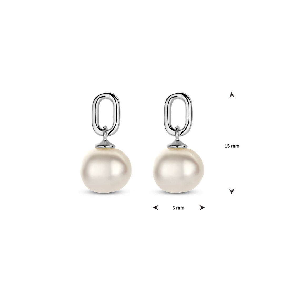 Van der Kooij Collectie oorhangers 15 mm parel zilver gerhodineerd met ovale schakels en ronde witte parels, dames sieraden van 15x6 mm, afgebeeld op een witte achtergrond.