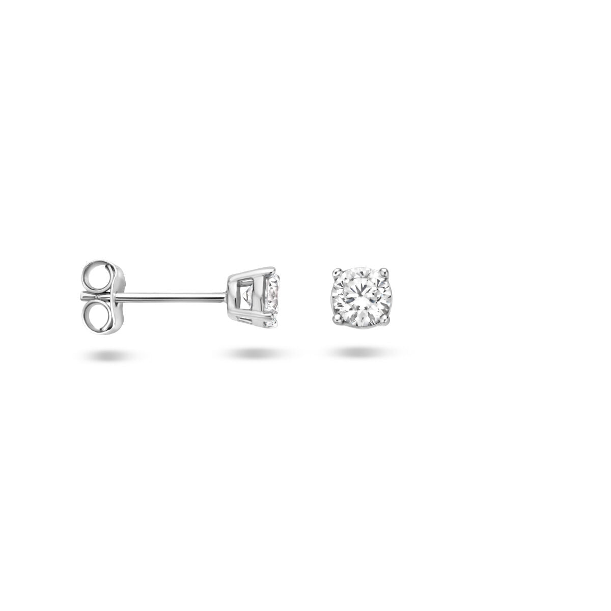 Van der Kooij Collectie oorknoppen zirkonia: zilveren oorstekers met ronde, heldere zirkonia in vierpoots witmetalen zetting. Ideaal voor dames sieraden collecties, gepresenteerd op een witte achtergrond.