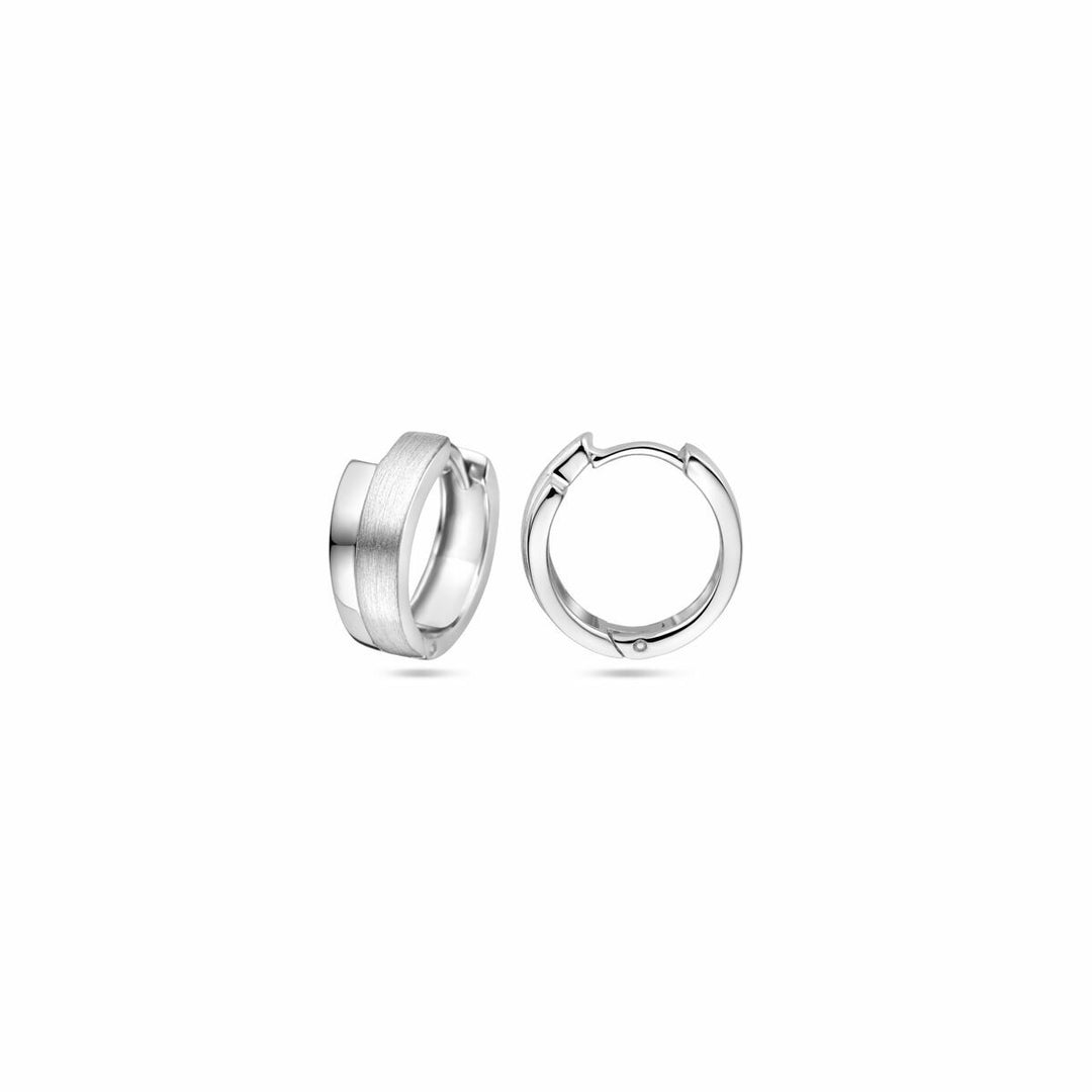 Een paar Van der Kooij Collectie klapoorringen poli/mat zilver gerhodineerd hoepel oorbellen met een gladde, licht matte afwerking zijn afgebeeld op een witte achtergrond - de ene rechtop, de andere schuin om de sluiting te tonen.