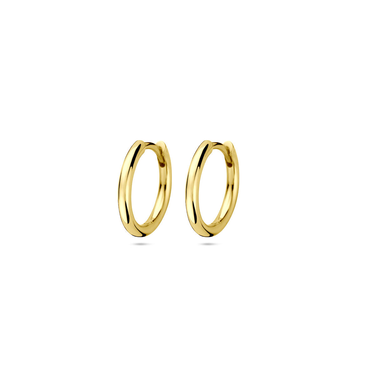 Een paar klapoorringen 1,8 mm buis in 14K geelgoud uit de Van der Kooij Collectie, afgebeeld tegen een effen witte achtergrond.