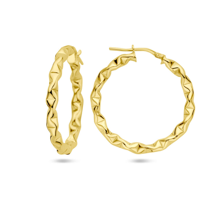 Een paar Van der Kooij Collectie oorringen 1 micron zilver verguld (geel) met een gedraaid, gefacetteerd ontwerp en handige scharniersluiting zijn weergegeven op een witte achtergrond; de ene oorbel is naar voren gericht, de andere is vanaf de zijkant weergegeven.