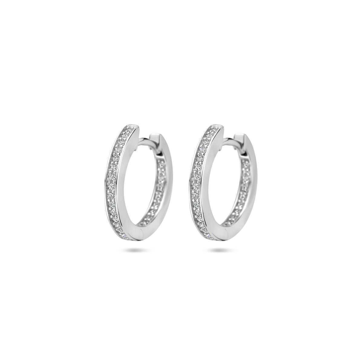 Klapoorringen van gerhodineerd zilver met een 2 mm brede buis en zirkonia-steentjes aan de zijkanten.