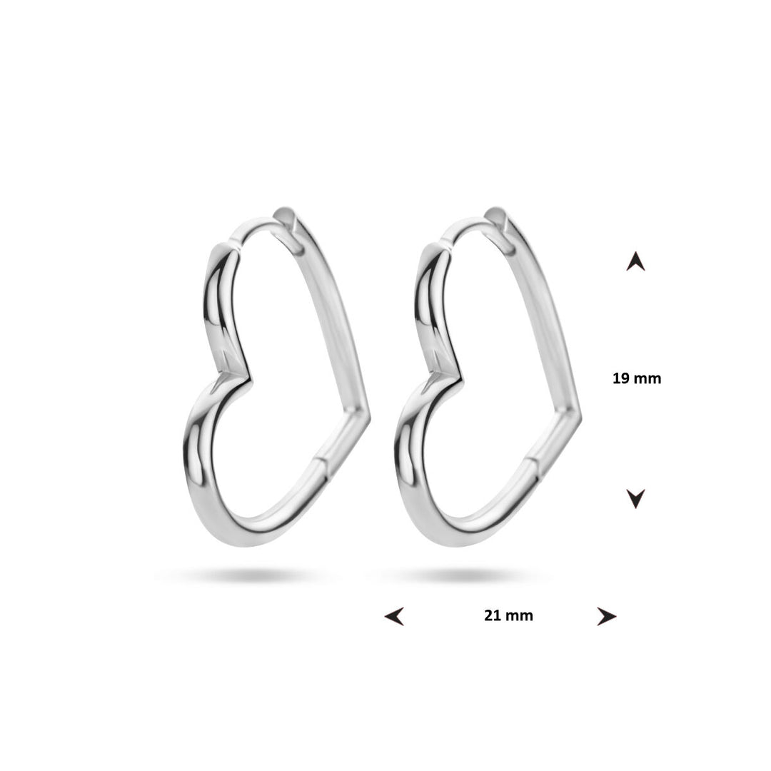 Een paar Van der Kooij Collectie oorringen hart zilver gerhodineerd op een witte ondergrond, 19 mm hoog en 21 mm breed-ideaal voor Valentijn.