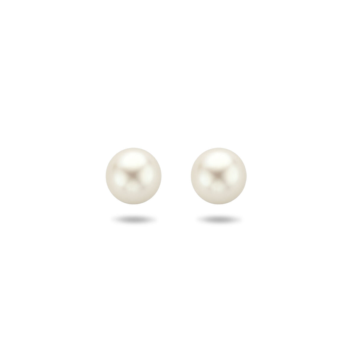 Een paar ronde, witte oorknoppen van parel 14K geelgoud uit de Van der Kooij Collectie worden afgebeeld op een effen witte achtergrond met subtiele schaduwen onder elke elegante parelknop.
