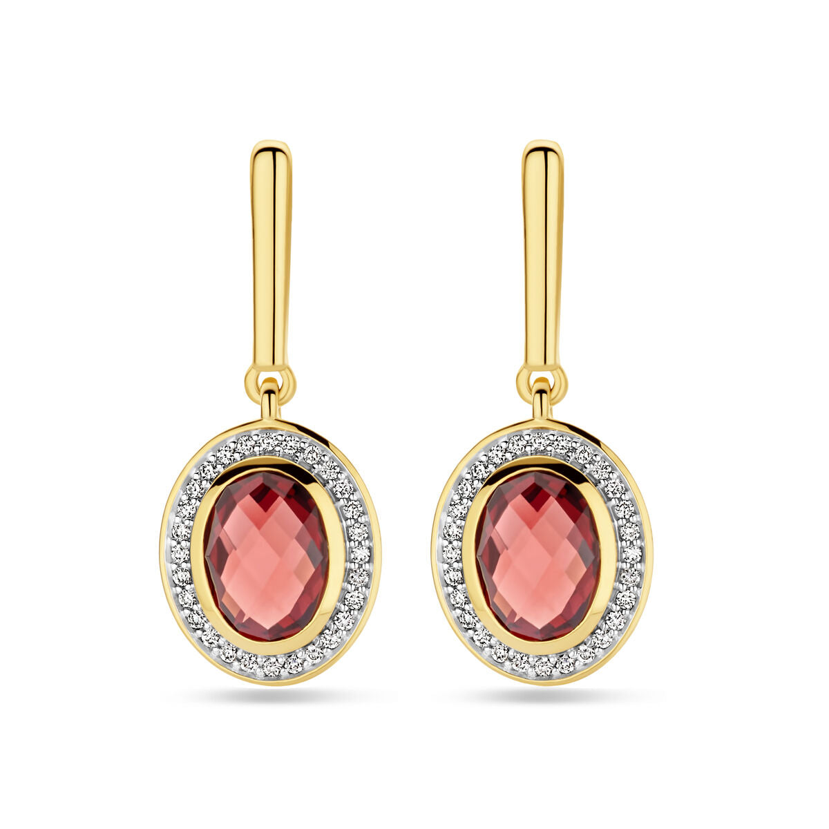Oorhangers van 14K geelgoud met een ovale granaat en omlijsting van diamanten.