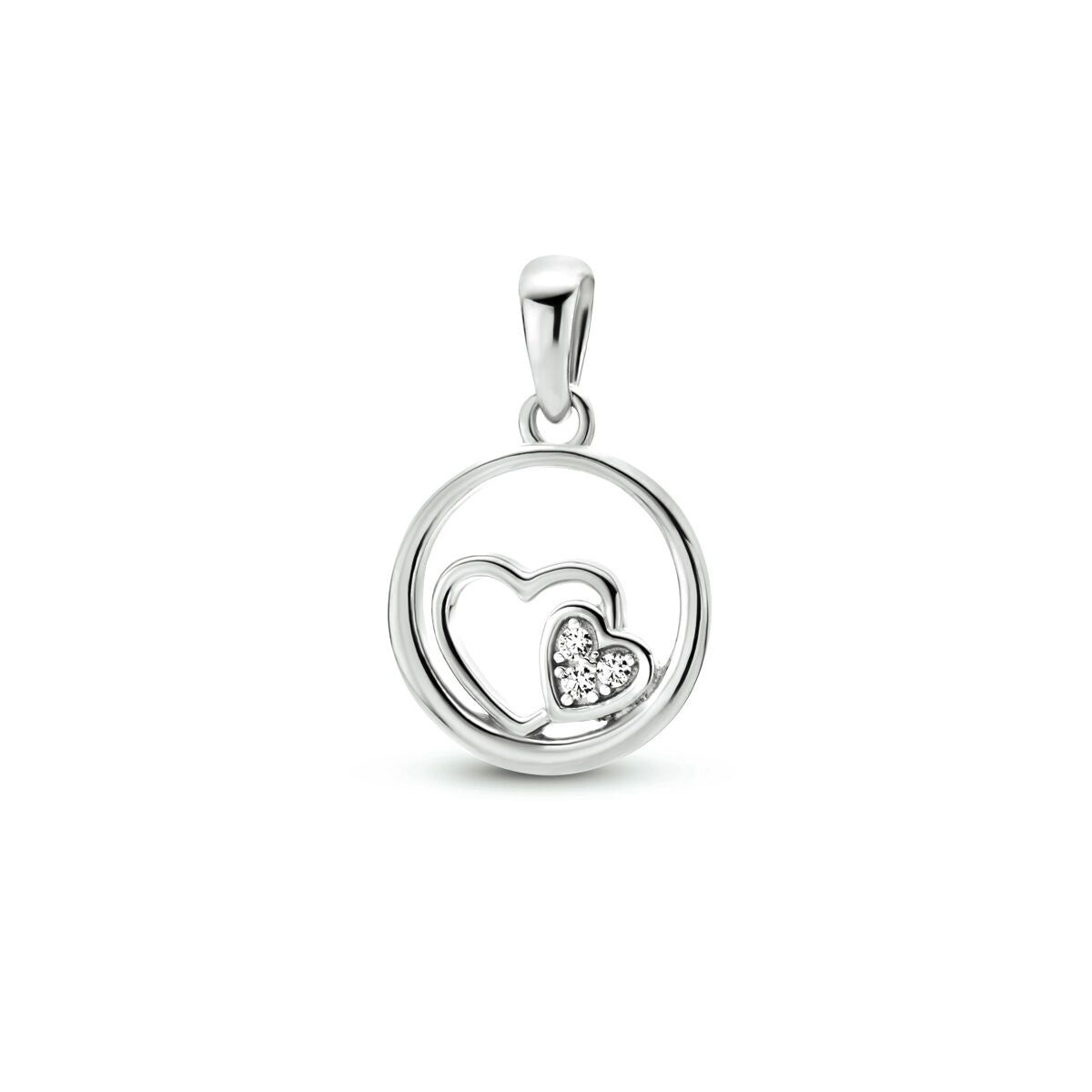De Van der Kooij Collectie hanger hartjes zirkonia zilver gerhodineerd bestaat uit twee vervlochten hartjes in een ronde omlijsting, waarvan één hartje is versierd met schitterende zirkonia op een witte achtergrond.