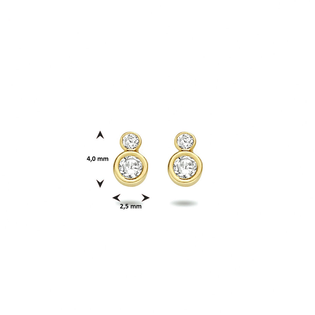 Van der Kooij Collectie oorknoppen zirkonia 14K geelgoud: elegante oorbellen met twee bezel-gezette zirkonia's in verschillende maten, stijlvol verticaal gerangschikt. Afmeting: 4,0 mm hoog en 2,5 mm breed.