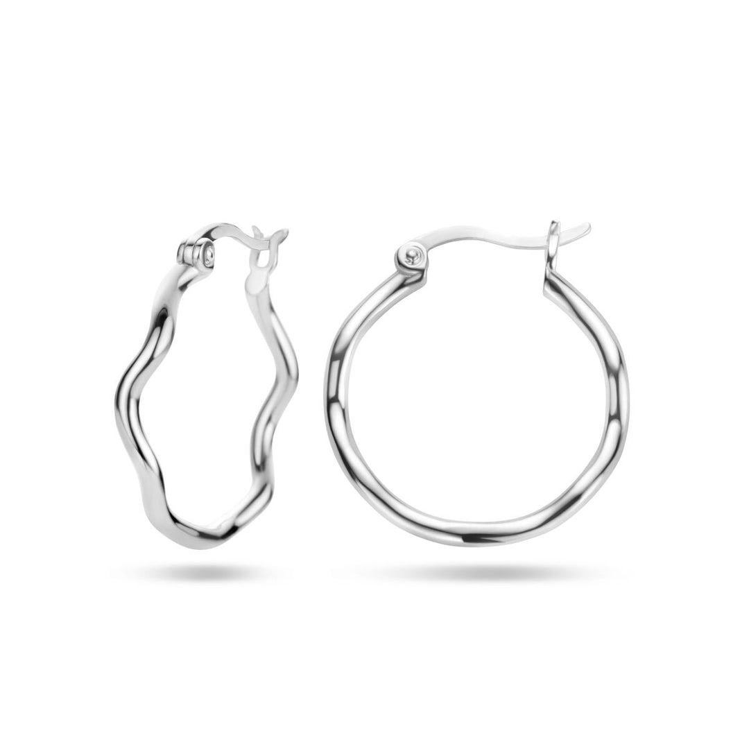 Een paar Van der Kooij Collectie oorringen zilver gerhodineerd voor dames, met een organisch golvend ontwerp, weergegeven tegen een effen witte achtergrond.