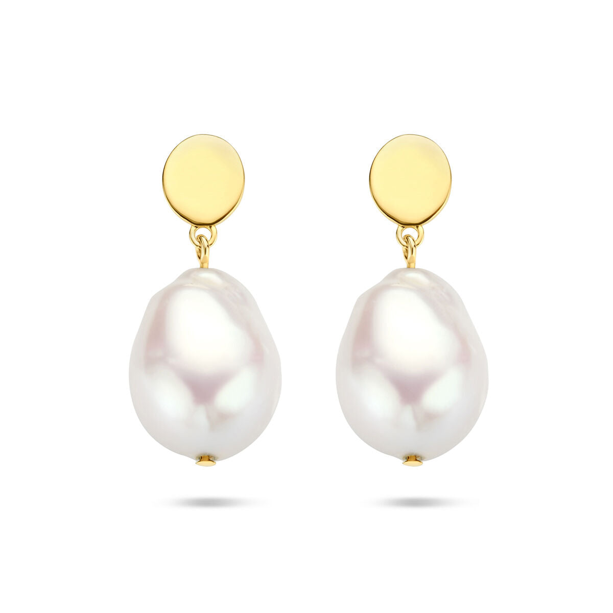 Een paar oorhangers barok parel 14K geelgoud van Van der Kooij Collectie, met ronde gouden knopjes en grote, onregelmatige barokke zoetwaterparels eronder hangend, tegen een effen witte achtergrond.