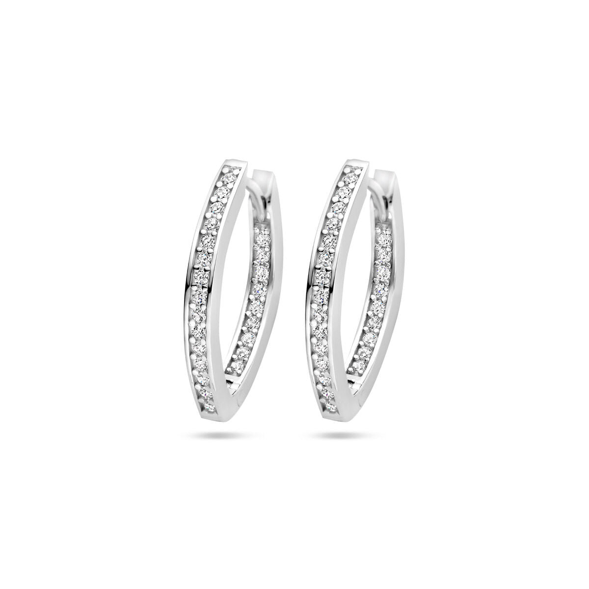 Zilveren klapoorringen met gerhodineerde afwerking en zirkonia-steentjes, 21 mm lang.