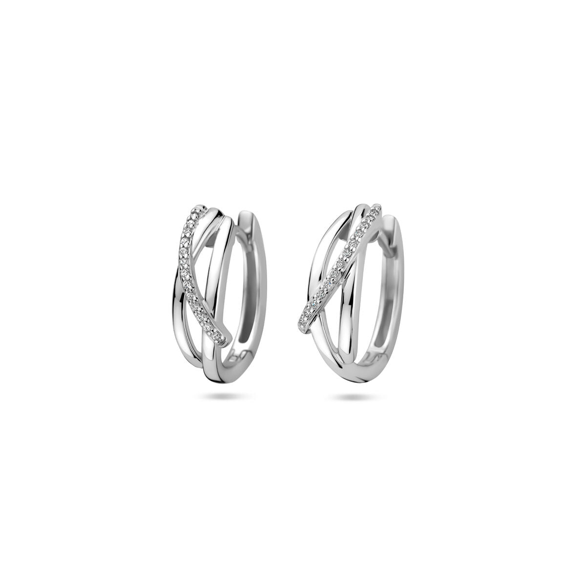 Een paar Van der Kooij Collectie klapoorringen zirkonia 16 mm, vervaardigd uit gerhodineerd zilver met kriskras door elkaar lopende banden en fonkelende edelstenen, afgebeeld tegen een effen witte achtergrond.