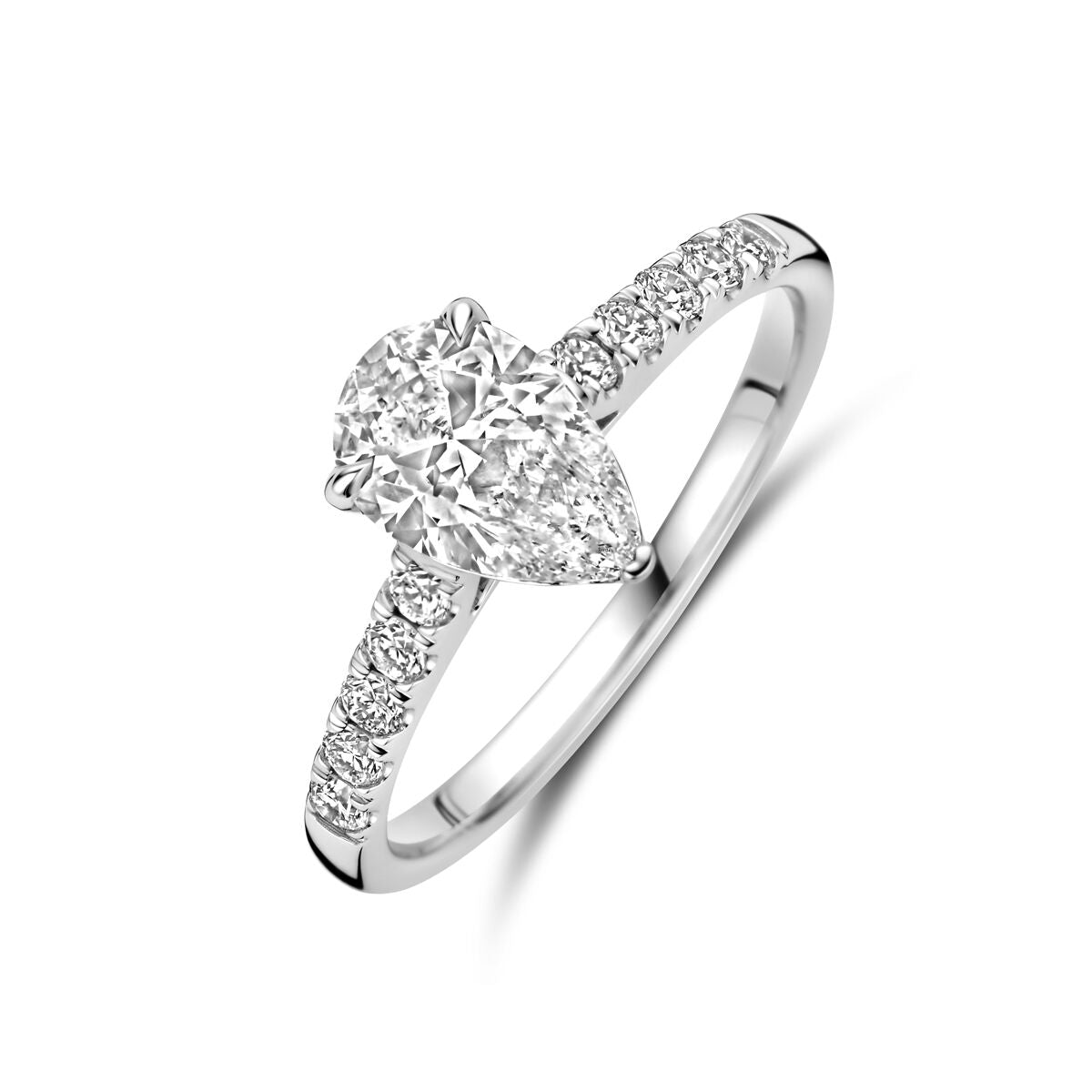 Ring van 14K witgoud met een lab-grown diamant van 1.22ct in peervorm en kleine diamanten aan de band.