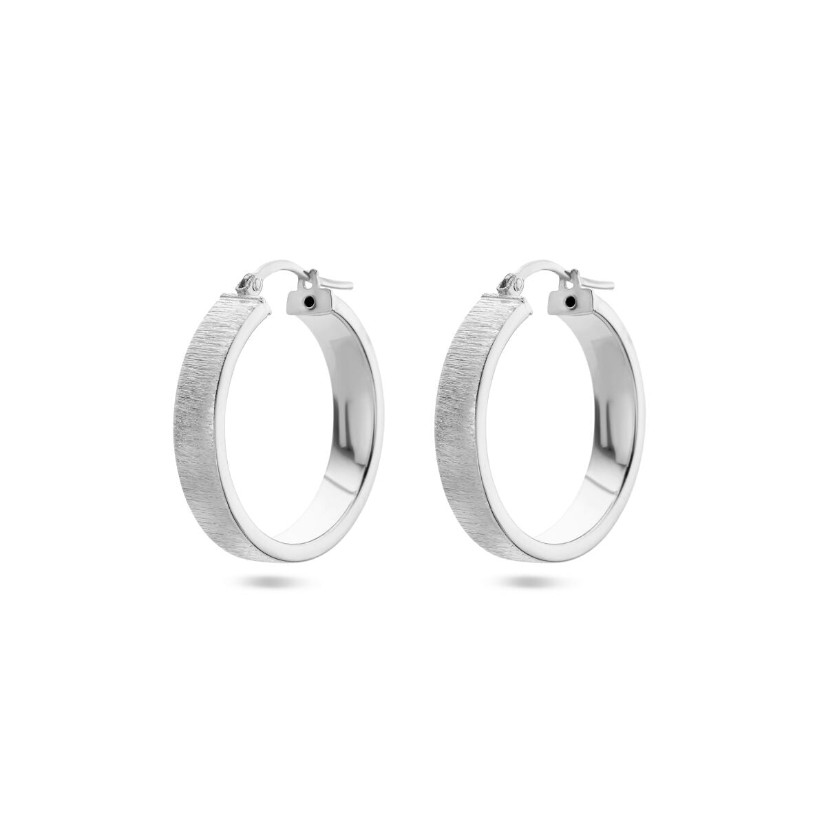 Oorringen van gerhodineerd zilver met een matte en gepolijste afwerking.