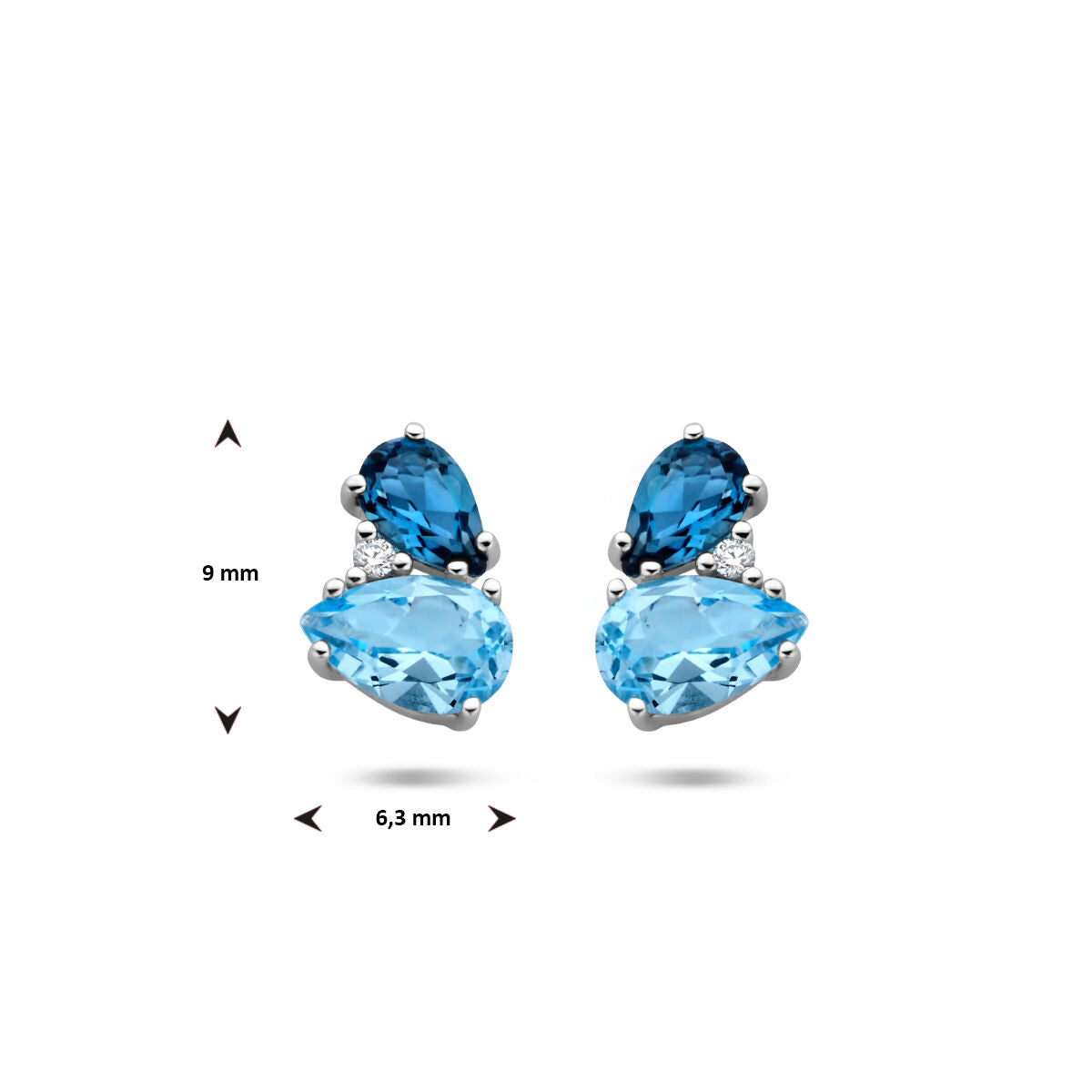 Van der Kooij Collectie oorknoppen in 14K witgoud met een lichtblauwe en een London Blue topaas, plus een diamant (0.015ct totaal). Afmetingen: 9 mm hoog, 6,3 mm breed.