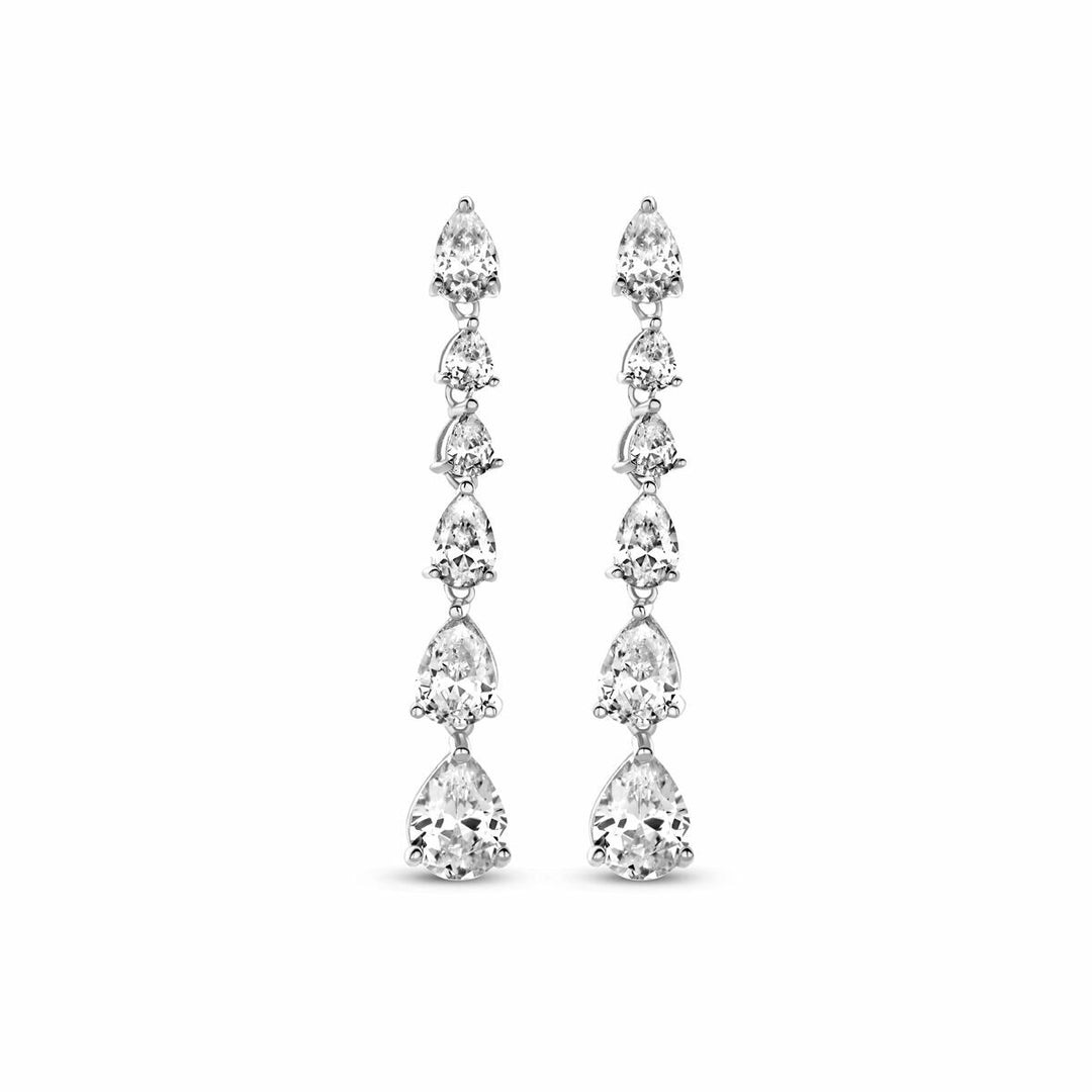 De Van der Kooij Collectie oorhangers zirkonia 42 mm zilver gerhodineerd hebben een verticale rij peervormige, sprankelende zirkonia die per oorbel in grootte aflopen en zo een schitterend waterval-effect creëren.
