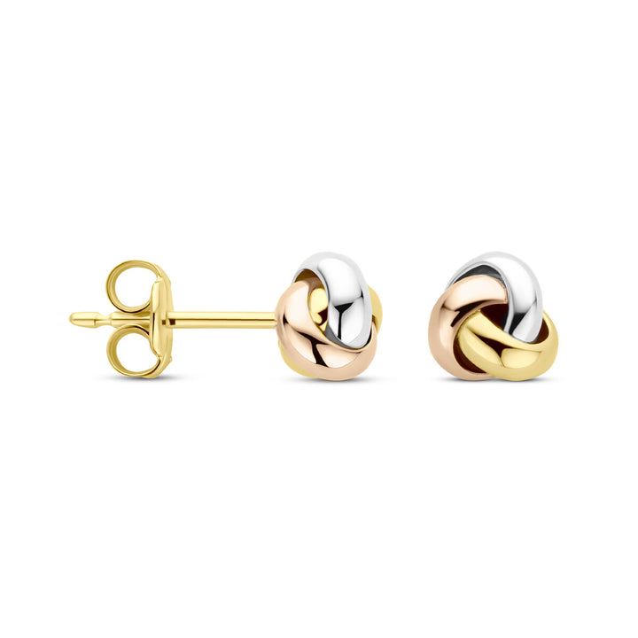 Een paar Van der Kooij Collectie oorknoppen tricolor knoop 5 mm, gemaakt van 14K geel-, rosé- en witgouden strengen - één oorbel ligt plat terwijl de andere rechtop staat.