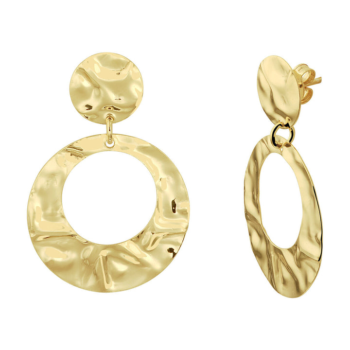 Oorhangers gehamerd 1 micron zilver verguld (geel) van Van der Kooij Collectie: goudkleurige oorbellen met gehamerde tekstuur, ronde steker en grote open cirkelvormige hanger eronder.